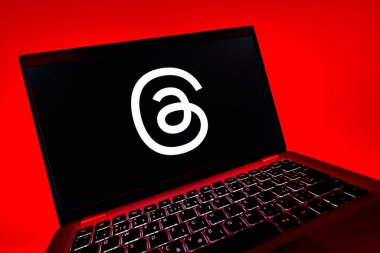 Prag, Çek Cumhuriyeti - 08 12 2025: İplik logosunu gösteren bir dizüstü bilgisayarın dinamik yakın çekimi. Tartışmalar, kısa gönderileri ve güncellemeleri paylaşmak için bir sosyal medya platformudur.