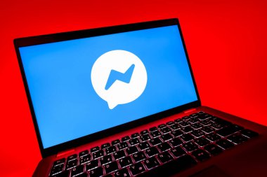 Prag, Çek Cumhuriyeti - 08 12 2025: Haberci logosunu gösteren dinamik bir yakın plan. Haberci Facebook 'ta mesajlaşma ve sohbet için bir platformdur.