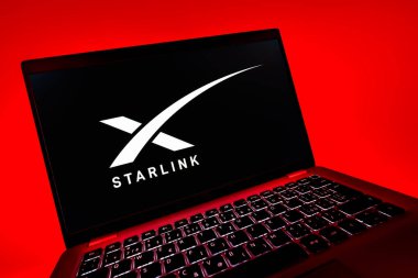Prag, Çek Cumhuriyeti - 08 12 2025: Starlink logosunu gösteren bir dizüstü bilgisayarın dinamik yakın çekimi. Starlink küresel bağlantı sağlayan bir uydu internet hizmetidir.
