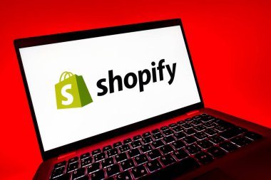 Prag, Çek Cumhuriyeti - 08 12 2025: Shopify logosunu gösteren dinamik bir yakın plan. Shopify çevrimiçi mağazalar oluşturmak ve yönetmek için bir platformdur.