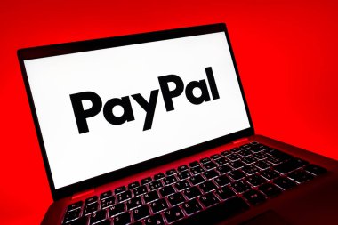 Prag, Çek Cumhuriyeti - 08 12 2025: PayPal logosunu gösteren dinamik bir yakın plan. PayPal çevrimiçi ödemeler ve para transferleri için bir platformdur.