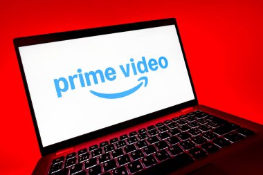 Prag, Çek Cumhuriyeti - 08 12 2025: Prime video logosunu gösteren bir dizüstü bilgisayarın dinamik yakın çekimi. Asal video, filmler ve TV programları için bir yayın platformudur..