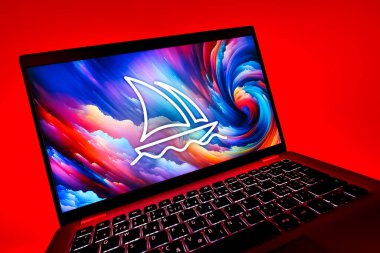 Prag, Çek Cumhuriyeti - 08 12 2025: Midtrip logosunu gösteren bir dizüstü bilgisayarın dinamik yakın çekimi. Midtrip yapay zeka ürünü resimler ve sanat için bir platformdur..