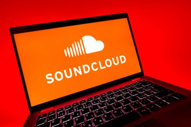 Prag, Çek Cumhuriyeti - 08 12 2025: SoundCloud logosunu gösteren dinamik bir yakın plan. SoundCloud müzik paylaşımı ve yayını için bir platformdur..