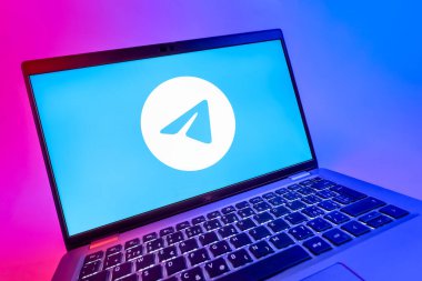 Prag, Çek Cumhuriyeti - 08 12 2025: Telegram logosunu gösteren bir dizüstü bilgisayarın dinamik yakın çekimi. Telgraf hızlı ve güvenli iletiler için bir uygulamadır.