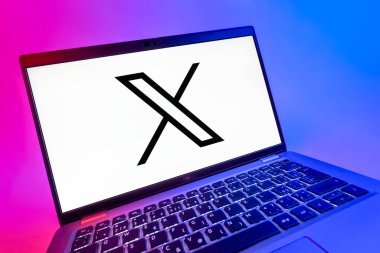 Prag, Çek Cumhuriyeti - 08 12 2025: X logosunu gösteren bir dizüstü bilgisayarın dinamik yakın çekimi. X, kısa gönderileri ve güncellemeleri paylaşmak için bir platformdur.