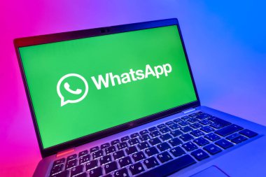 Prag, Çek Cumhuriyeti - 08 12 2025 WhatsApp logosunu gösteren dinamik bir yakın plan. WhatsApp mesaj, çağrı ve medya göndermek için bir uygulamadır.