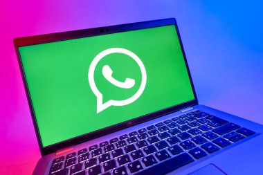 Prag, Çek Cumhuriyeti - 08 12 2025 WhatsApp logosunu gösteren dinamik bir yakın plan. WhatsApp mesaj, çağrı ve medya göndermek için bir uygulamadır.