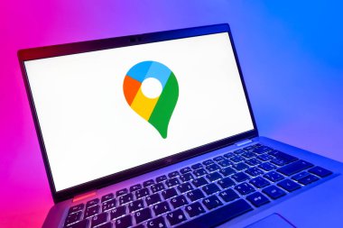 Prag, Çek Cumhuriyeti - 08 12 2025: Google Maps logosunu gösteren dinamik bir yakın plan. Google Maps haritalar, navigasyon ve konum hizmetleri için bir platformdur.