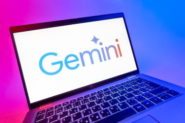 Prag, Çek Cumhuriyeti - 08 12 2025: Gemini logosunu gösteren bir dizüstü bilgisayarın dinamik yakın çekimi. Gemini kripto para ticareti ve yönetimi için bir platformdur..
