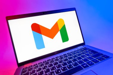 Prag, Çek Cumhuriyeti - 08 12 2025: Google Gmail logosunu gösteren dinamik bir yakın plan. Google Gmail, mesaj göndermek ve almak için kullanılan bir e-posta servisidir..