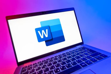 Prag, Çek Cumhuriyeti - 08 12 2025: Word logosunu gösteren bir dizüstü bilgisayarın dinamik yakın çekimi. Word belge yaratmak ve düzenlemek için bir yazılımdır..