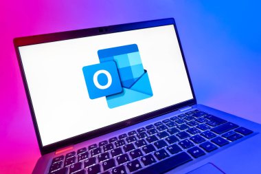 Prag, Çek Cumhuriyeti - 08 12 2025: Outlook logosunu gösteren bir bilgisayarın dinamik yakın çekimi. Outlook iletileri göndermek ve yönetmek için bir e- posta platformudur.