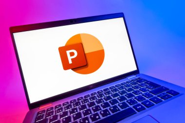 Prag, Çek Cumhuriyeti - 08 12 2025: Powerpoint logosunu gösteren bir bilgisayarın dinamik yakın çekimi. Powerpoint sunumlar ve slayt gösterileri oluşturmak için bir yazılımdır..