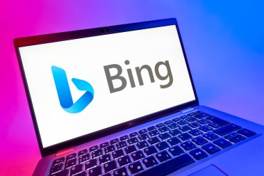 Prag, Çek Cumhuriyeti - 08 12 2025: Bing logosunu gösteren bir dizüstü bilgisayarın dinamik yakın çekimi. Bing çevrimiçi bilgi bulmak için bir arama motorudur.