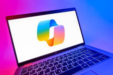 Prag, Çek Cumhuriyeti - 08 12 2025: Copilot logosunu gösteren dinamik bir yakın plan. Copilot, üretkenlik yardımı için yazılıma entegre edilmiş bir yapay zeka asistanıdır..