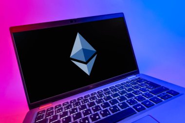 Prag, Çek Cumhuriyeti - 08 12 2025: Ethereum logosunu gösteren dinamik yakın plan. Ethereum merkezi olmayan uygulamalar ve kripto için bir engelleme platformudur..