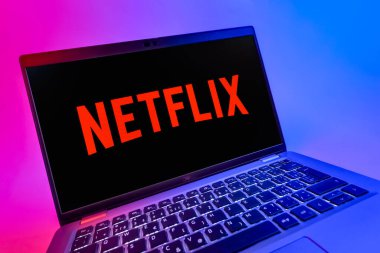 Prag, Çek Cumhuriyeti - 08 12 2025: Netflix logosunu gösteren bir dizüstü bilgisayarın dinamik yakın çekimi. Netflix sinema ve televizyon programları için bir yayın platformudur..