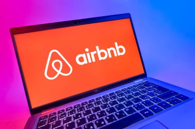 Prag, Çek Cumhuriyeti - 08 12 2025 Airbnb logosunu gösteren dinamik yakın plan. Airbnb dünya çapında kısa vadeli konaklama için bir platformdur..