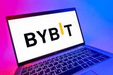 Prag, Çek Cumhuriyeti - 08 12 2025: Bybit logosunu gösteren dinamik bir yakın plan. Bybit şifreli para ve türev ticareti için bir platformdur.