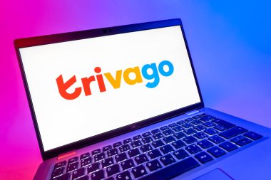 Prag, Çek Cumhuriyeti - 08 12 2025: Trivago logosunu gösteren bir dizüstü bilgisayarın dinamik yakın çekimi. Trivago otel fiyatlarını ve anlaşmaları karşılaştırmak için bir platform..