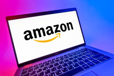 Prag, Çek Cumhuriyeti - 08 12 2025: Amazon logosunu gösteren bir dizüstü bilgisayarın dinamik yakın çekimi. Amazon, alışveriş ürünleri ve hizmetleri için çevrimiçi bir platformdur..