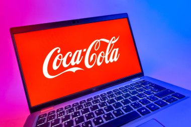 Prag, Çek Cumhuriyeti - 08 12 2025: Coca-Cola logosunu gösteren bir dizüstü bilgisayarın dinamik yakın çekimi. Coca-Cola meşrubatlarıyla tanınan bir içecek şirketidir..