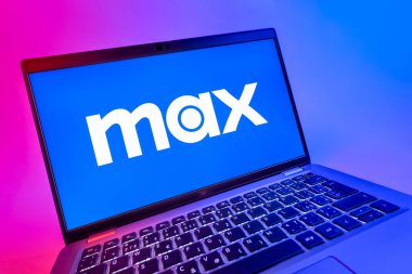 Prag, Çek Cumhuriyeti - 08 12 2025: Max logosunu gösteren bir dizüstü bilgisayarın dinamik yakın çekimi. Max, filmler, TV programları ve özgün içerikler için bir yayın platformudur..