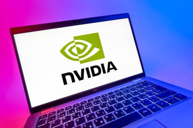 Prag, Çek Cumhuriyeti - 08 12 2025: NVIDIA logosunu gösteren bir dizüstü bilgisayarın dinamik yakın çekimi. NVIDIA, GPU ve yapay zeka donanımı alanında uzmanlaşmış bir teknoloji şirketidir..