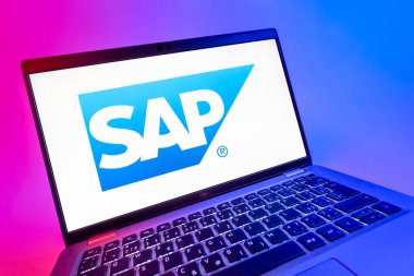 Prag, Çek Cumhuriyeti - 08 12 2025: SAP logosunu gösteren dinamik bir yakın plan. SAP, şirket uygulamaları ve çözümleri sağlayan bir yazılım şirketidir..