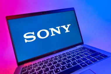 Prag, Çek Cumhuriyeti - 08 12 2025: Sony logosunu gösteren bir dizüstü bilgisayarın dinamik yakın çekimi. Sony elektronik, oyun ve eğlence üreten bir teknoloji şirketidir..