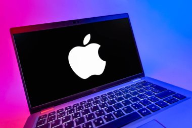 Prag, Çek Cumhuriyeti - 08 12 2025: Apple logosunu gösteren bir dizüstü bilgisayarın dinamik yakın çekimi. Apple iPhone, bilgisayar ve hizmet üreten bir teknoloji şirketidir..