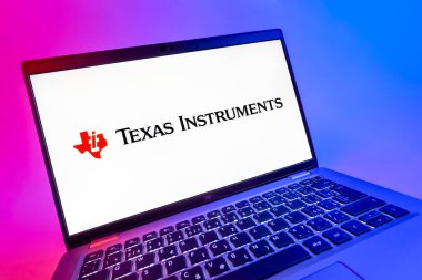 Prag, Çek Cumhuriyeti - 08 12 2025: Texas Instruments logosunu gösteren bir dizüstü bilgisayarın dinamik yakın çekimi. Texas Instruments yarı iletken ve elektronik üreten bir şirket..