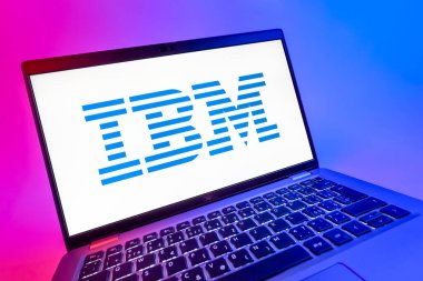 Prag, Çek Cumhuriyeti - 08 12 2025: IBM logosunu gösteren bir dizüstü bilgisayarın dinamik yakın çekimi. IBM yazılım, donanım ve danışmanlık sunan bir teknoloji şirketidir..