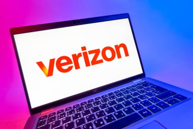 Prag, Çek Cumhuriyeti - 08 12 2025: Verizon logosunu gösteren dinamik bir yakın plan. Verizon, kablosuz ve geniş bant hizmetleri sağlayan bir telekom şirketidir..