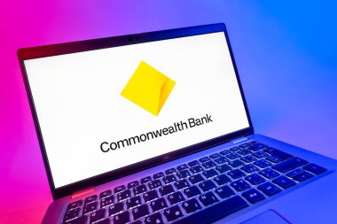 Prag, Çek Cumhuriyeti - 08 12 2025: Commonwealth Bank logosunu gösteren dinamik bir yakın plan. Commonwealth Bank, Avustralya 'da finansal hizmetler sağlayan bir bankadır..