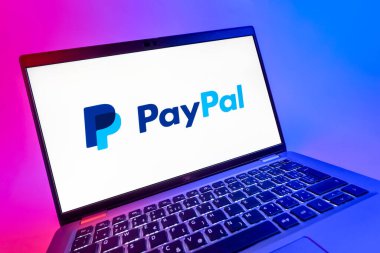 Prag, Çek Cumhuriyeti - 08 12 2025: PayPal logosunu gösteren dinamik bir yakın plan. PayPal çevrimiçi ödemeler ve para transferleri için bir platformdur.