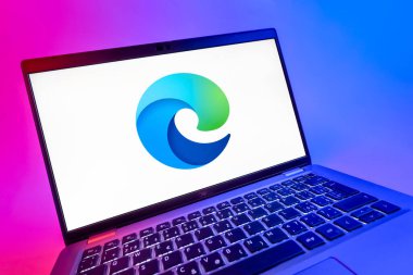 Prag, Çek Cumhuriyeti - 08 12 2025: Sınır logosunu gösteren bir laptopun dinamik yakın çekimi. Edge, Microsoft tarafından Windows aygıtları için geliştirilen bir web tarayıcısıdır..