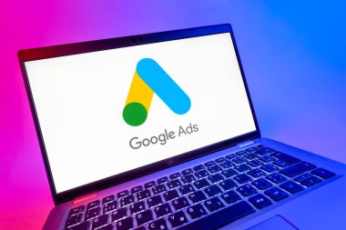 Prag, Çek Cumhuriyeti - 08 12 2025: Google Ads logosunu gösteren dinamik bir yakın plan. Google Reklamları, çevrimiçi reklamlar yaratmak ve yönetmek için bir platformdur.