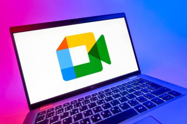 Prag, Çek Cumhuriyeti - 08 12 2025: Google Meet logosunu gösteren dinamik bir yakın plan. Google Meet video toplantıları ve çevrimiçi işbirliği için bir platformdur.