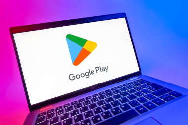 Prag, Çek Cumhuriyeti - 08 12 2025: Google Play logosunu gösteren bir dizüstü bilgisayarın dinamik yakın çekimi. Google Play uygulamaları, oyunları ve dijital içeriği indirmek için bir platformdur.