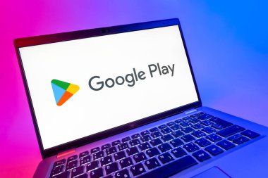 Prag, Çek Cumhuriyeti - 08 12 2025: Google Play logosunu gösteren bir dizüstü bilgisayarın dinamik yakın çekimi. Google Play uygulamaları, oyunları ve dijital içeriği indirmek için bir platformdur.