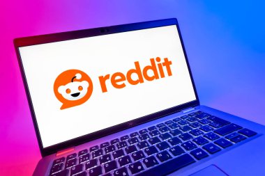 Prag, Çek Cumhuriyeti - 08 12 2025: Reddit logosunu gösteren bir dizüstü bilgisayarın dinamik yakın çekimi. Reddit tartışma, haber ve toplum içeriği için bir platformdur.