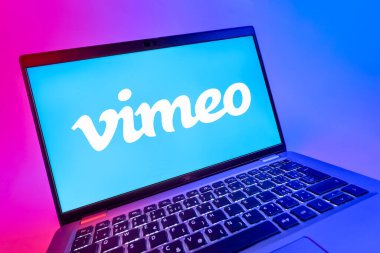 Prag, Çek Cumhuriyeti - 08 12 2025: Vimeo logosunu gösteren bir dizüstü bilgisayarın dinamik yakın çekimi. Vimeo, yüksek kaliteli video sunucu ve paylaşımı için bir platformdur.