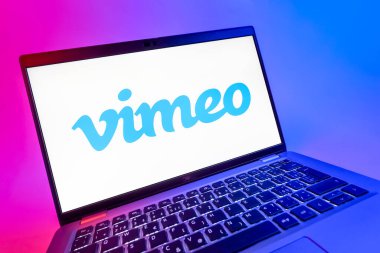 Prag, Çek Cumhuriyeti - 08 12 2025: Vimeo logosunu gösteren bir dizüstü bilgisayarın dinamik yakın çekimi. Vimeo, yüksek kaliteli video sunucu ve paylaşımı için bir platformdur.