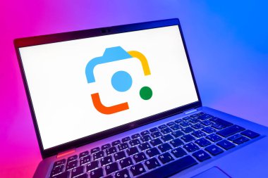 Prag, Çek Cumhuriyeti - 08 12 2025: Google Lens logosunu gösteren dinamik bir yakın plan. Google Lens, resimlerdeki görsel arama ve bilgi için kullanılan bir araçtır..