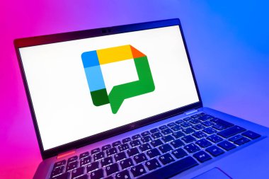 Prag, Çek Cumhuriyeti - 08 12 2025: Google Chat logosunu gösteren dinamik bir yakın plan. Google Chat mesajlaşma ve takım işbirliği için bir platformdur.