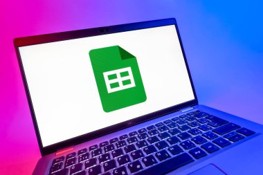 Prag, Çek Cumhuriyeti - 08 12 2025: Google Sheets logosunu gösteren dinamik bir yakın plan. Google Sayfalar tablo oluşturmak ve yönetmek için bir platformdur.
