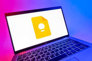 Prag, Çek Cumhuriyeti - 08 12 2025: Google Keep logosunu gösteren dinamik bir yakın plan. Google Keep notlar, listeler ve hatırlatıcılar için bir platformdur.
