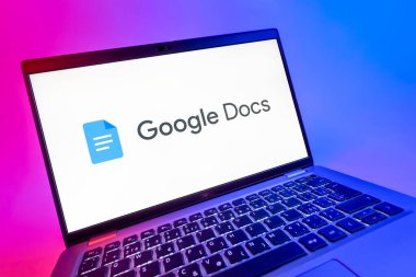 Prag, Çek Cumhuriyeti - 08 12 2025: Google Docs logosunu gösteren dinamik bir yakın plan. Google Docs metin belgeleri oluşturmak ve düzenlemek için bir platformdur.
